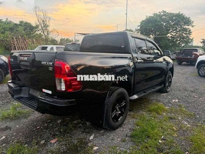 Toyota Hilux 2.4L 4x2 AT 2022 Đen