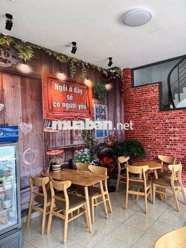 Nhân viên phụ quán nước