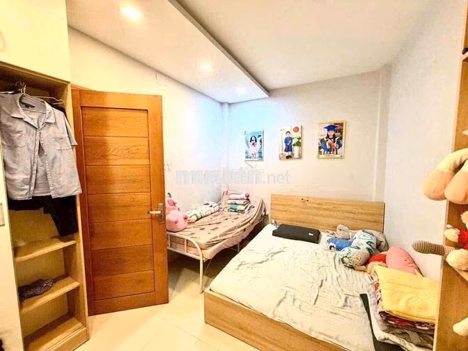 NHỈNH 5 TỶ NHÀ 2 TẦNG HẺM XE HƠI NGAY PHẠM VĂN ĐỒNG- HOÀN CÔNG ĐỦ