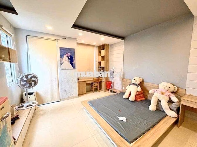 NHỈNH 5 TỶ NHÀ 2 TẦNG HẺM XE HƠI NGAY PHẠM VĂN ĐỒNG- HOÀN CÔNG ĐỦ