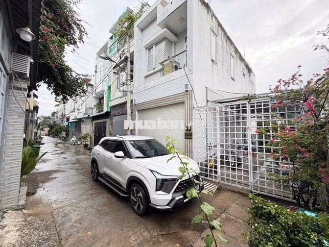 NHỈNH 5 TỶ NHÀ 2 TẦNG HẺM XE HƠI NGAY PHẠM VĂN ĐỒNG- HOÀN CÔNG ĐỦ