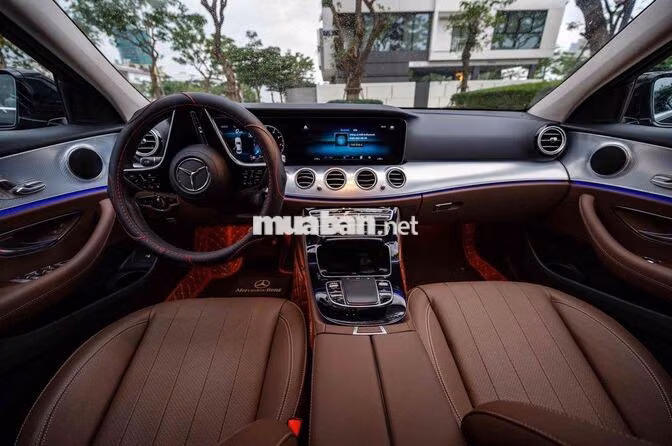 Mercedes-Benz E180 2023 10000 km Đen