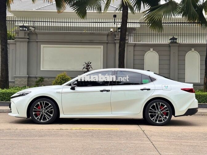 Toyota Camry 2025 2.5 HEV Top Trắng 7.000km