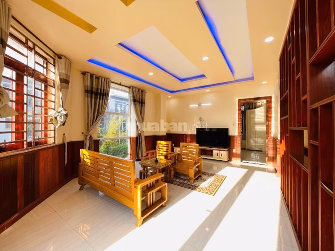 Nhà góc 2 mặt tiền tiện kinh doanh 