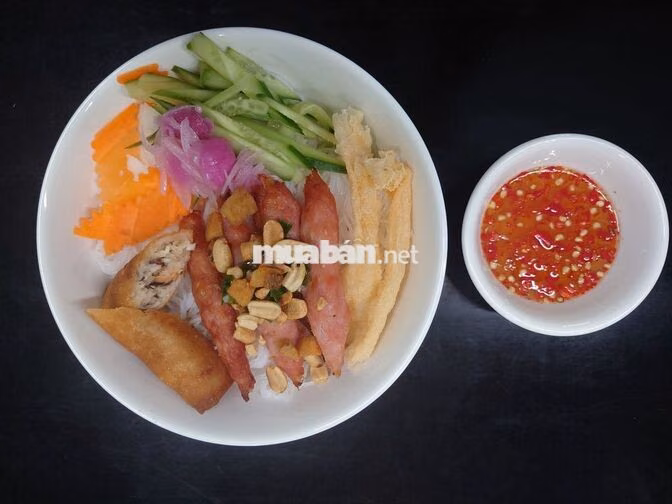 Cần người phụ quán ăn