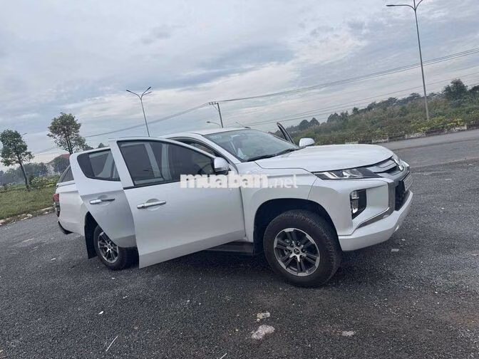 Mitsubishi Triton 2023 Trắng 15.000km chính chủ