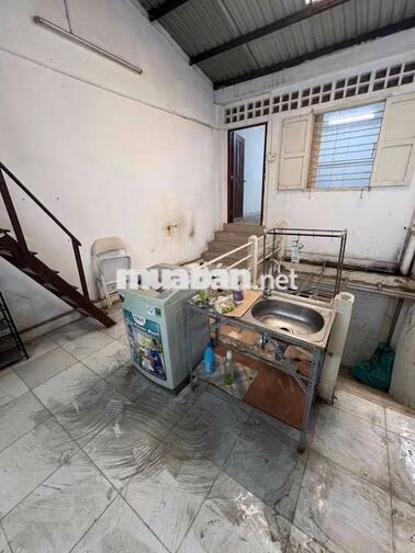 CHO THUÊ NGUYÊN LẦU 1 4x15 2pn  nhà trống có 1 tủ lạnh xài chung.