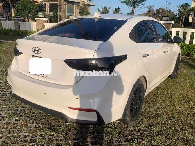 Hyundai Accent Trắng 5 chỗ