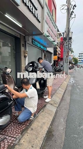 Cần gấp thợ , dọn xe , bán xe Vespa tại Phú Nhuận