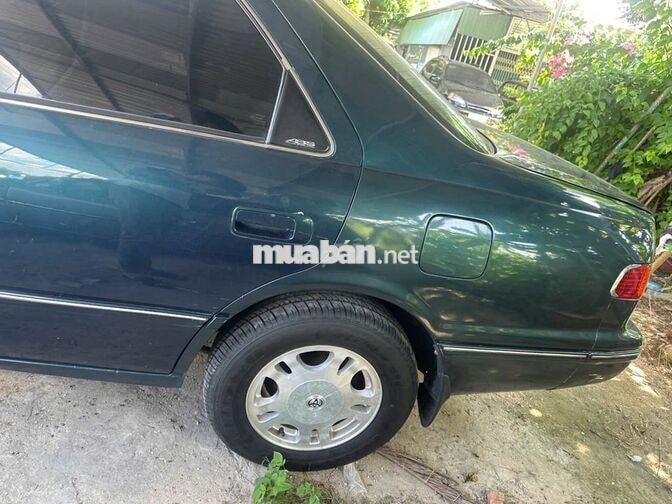 Toyota Camry GLI màu xanh, phiên bản GLI.