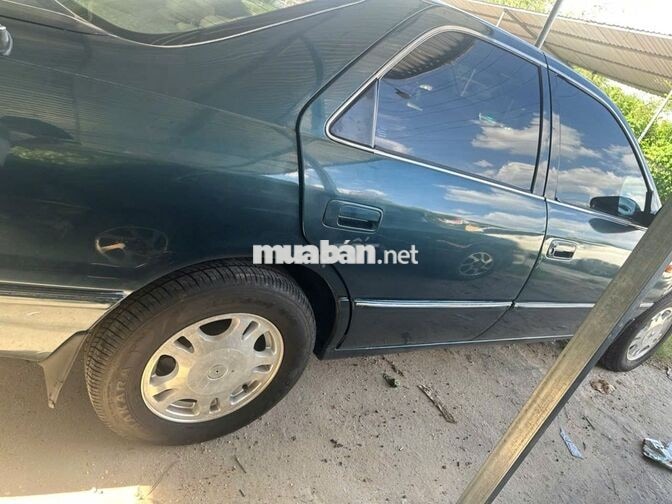 Toyota Camry GLI màu xanh, phiên bản GLI.