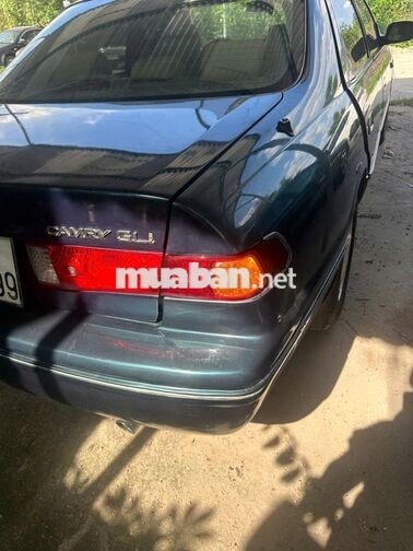Toyota Camry GLI màu xanh, phiên bản GLI.