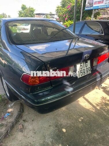 Toyota Camry GLI màu xanh, phiên bản GLI.