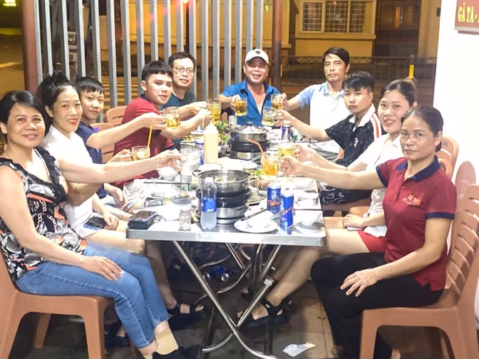 NHÀ HÀNG NẮNG CHIỀU CÂN TUYỂN NAM NỮ PHỤC VỤ, NỮ PHỤ BẾP