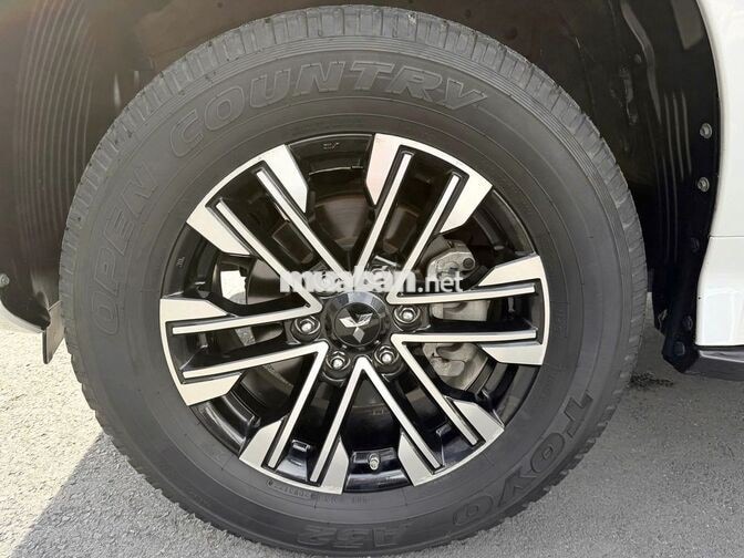 Mitsubishi Pajero 2.4L 4*4 Dầu 2022 Trắng
