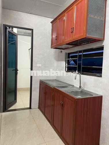 Phòng 35m2 1n1b ban công giá 3tr700k, ngõ 6 Miêu Nha