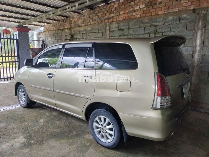 Toyota Innova 7 chỗ Vàng cát Số sàn