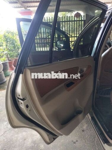 Toyota Innova 7 chỗ Vàng cát Số sàn