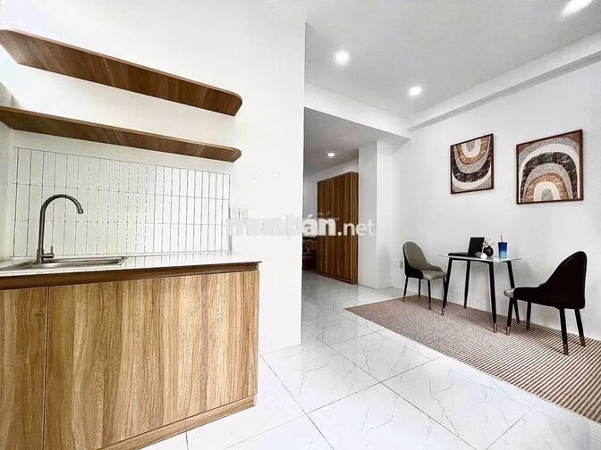 Khai trương phòng mới ban công cửa sổ, rộng rãi tiện nghi