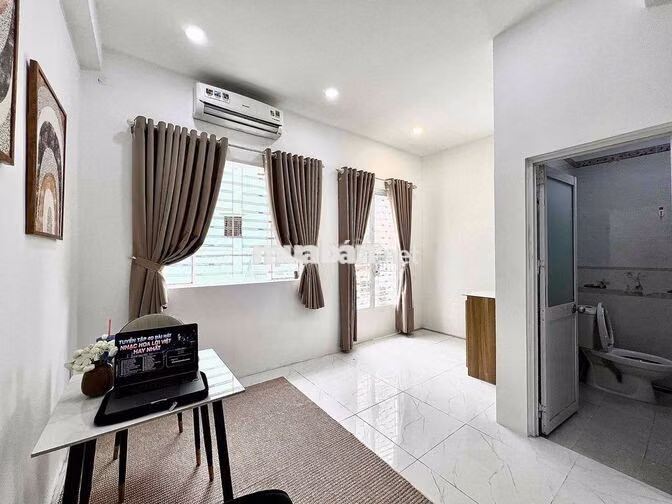Khai trương phòng mới ban công cửa sổ, rộng rãi tiện nghi