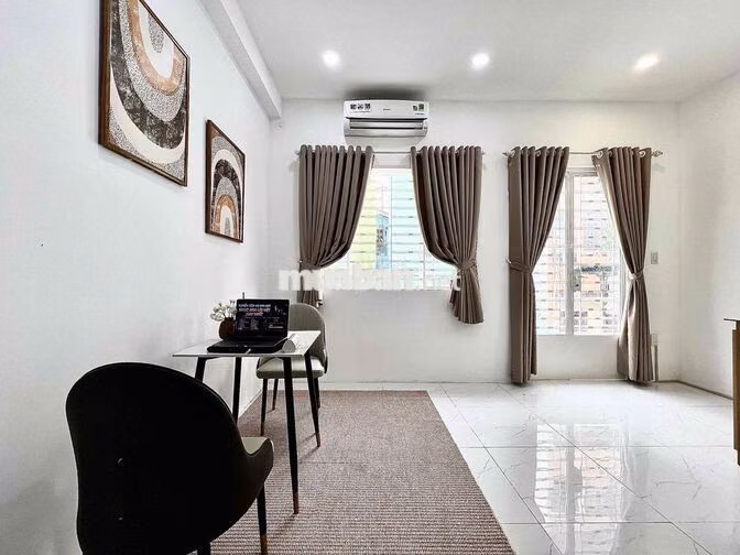 Khai trương phòng mới ban công cửa sổ, rộng rãi tiện nghi