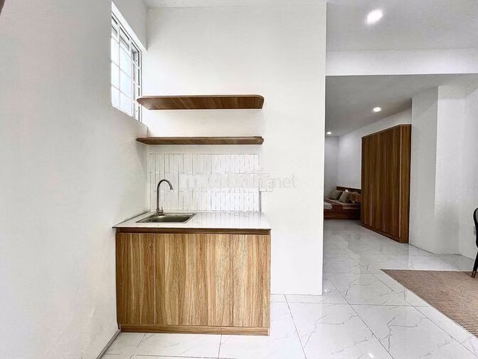 Khai trương phòng mới ban công cửa sổ, rộng rãi tiện nghi