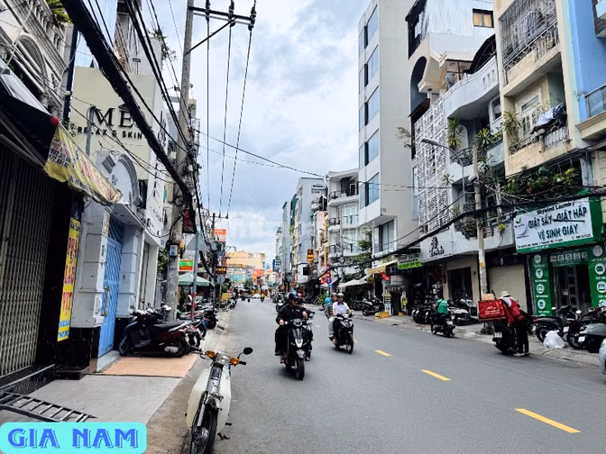 BÁN NHÀ MẶT TIỀN KINH DOANH : ĐƯỜNG NGUYỄN VĂN THƯƠNG - P. 25 - Q. BT