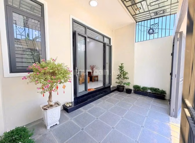 Bán nhà 3 phòng ngủ 80m2 sát ngã Ba Giồng Hóc Môn sẵn nội thất
