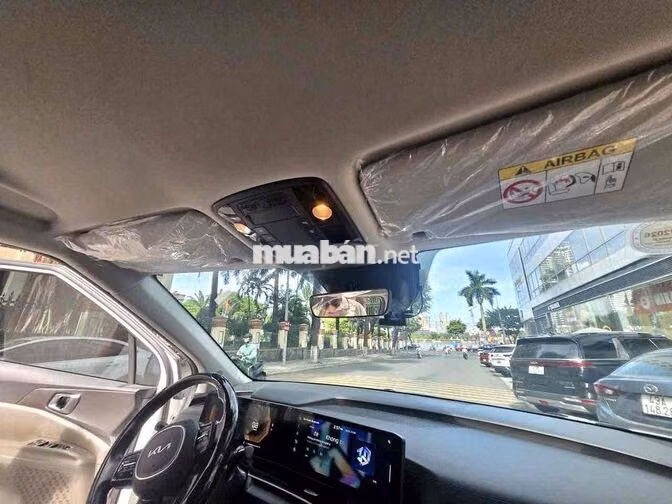 Kia Carnival Luxury 2025 8 chỗ Trắng 47850 km