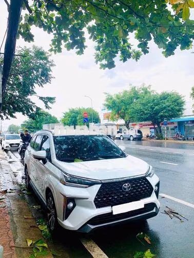 Toyota Veloz 2022 Trắng 7 chỗ