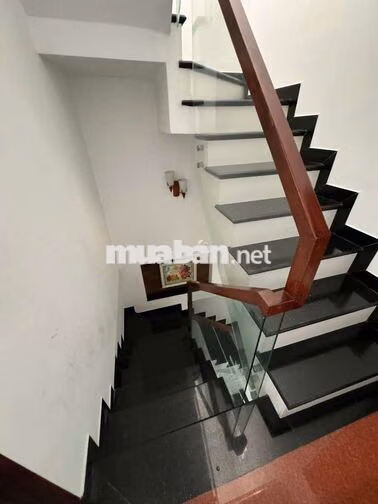 Nhà sạch sẽ đẹp thoáng mát gần đường lên tiện lợi rất nhiều thứ