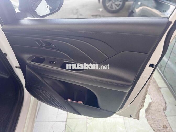 Hyundai Stargazer 7 chỗ Tự động Trắng