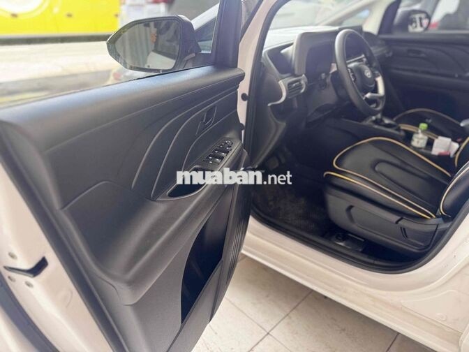 Hyundai Stargazer 7 chỗ Tự động Trắng