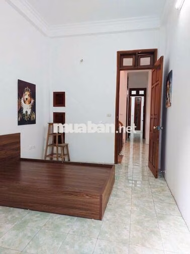 Nhà nguyên căn 2 tầng 1 tum tại Văn Cao, Ba Đình