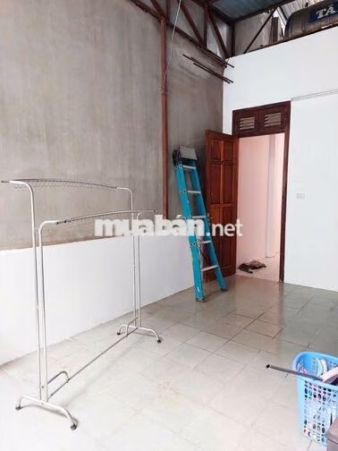 Nhà nguyên căn 2 tầng 1 tum tại Văn Cao, Ba Đình