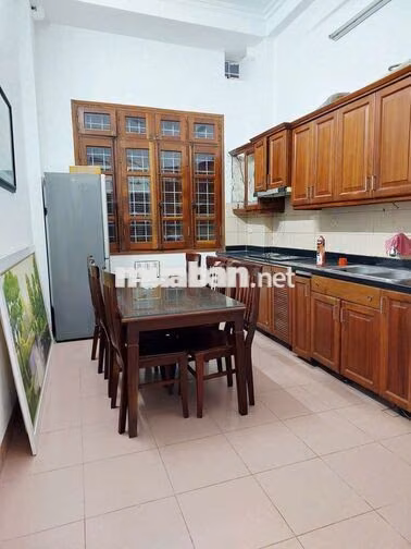 Nhà nguyên căn 2 tầng 1 tum tại Văn Cao, Ba Đình