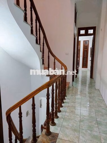Nhà nguyên căn 2 tầng 1 tum tại Văn Cao, Ba Đình