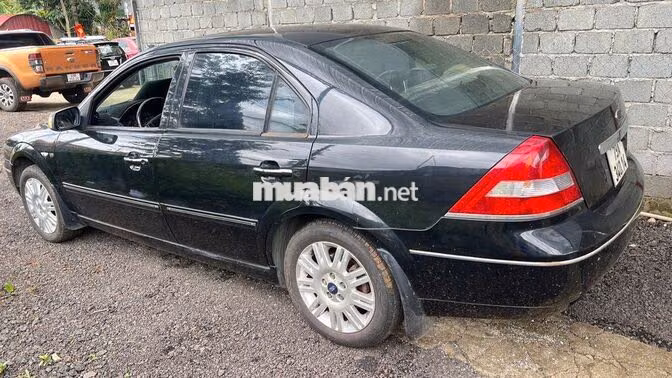 Ford Mondeo đời 2004, bản tiêu chuẩn, màu đen