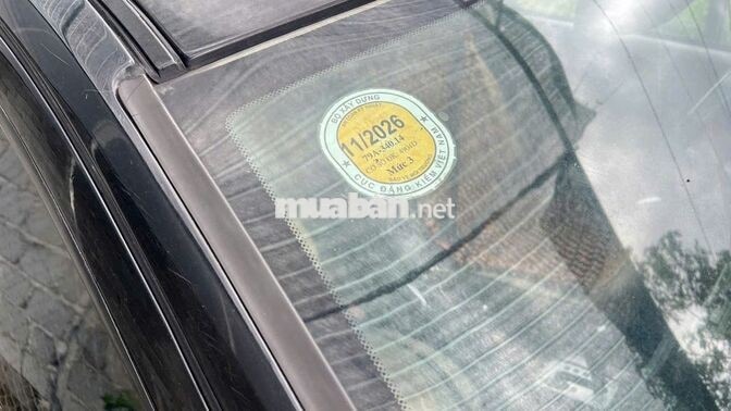 Ford Mondeo đời 2004, bản tiêu chuẩn, màu đen