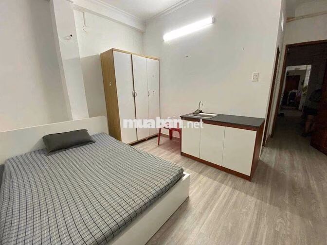 Phòng Ban công-Rộng thoáng-Full nội thất-Nhà mặt tiền-Trung tâm PN