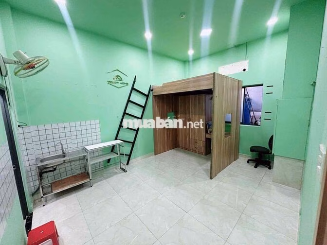 CHDV - TẦNG TRỆT - SẴN TỦ ĐỒ - GÁC GỖ - KỆ BẾP