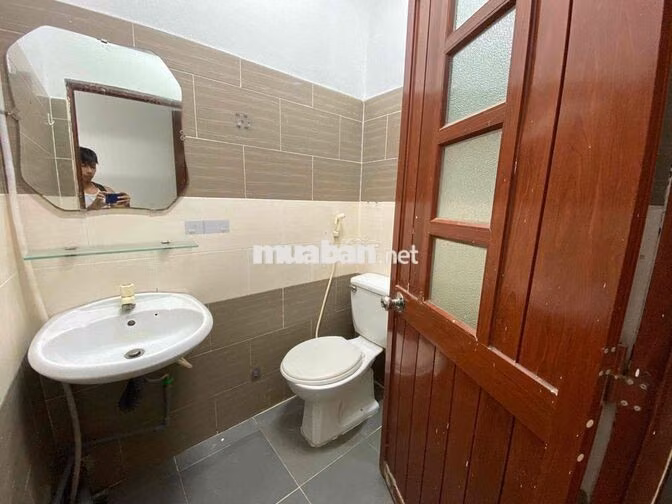 Phòng Ban công-Rộng thoáng-Full nội thất-Nhà mặt tiền-Trung tâm PN