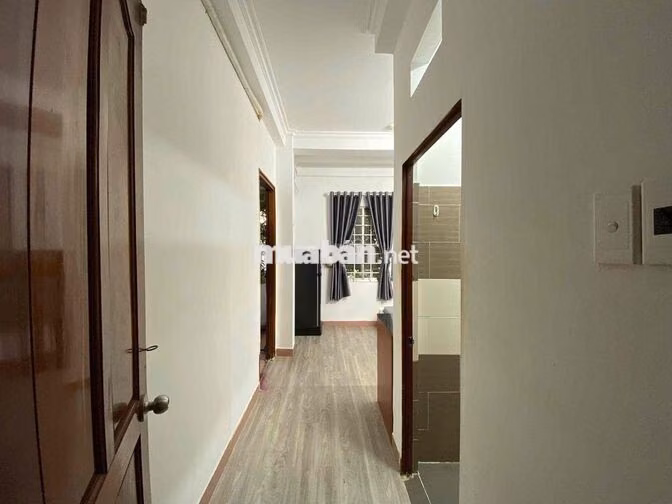 Phòng Ban công-Rộng thoáng-Full nội thất-Nhà mặt tiền-Trung tâm PN