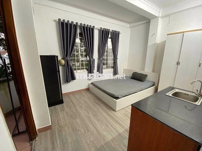 Phòng Ban công-Rộng thoáng-Full nội thất-Nhà mặt tiền-Trung tâm PN