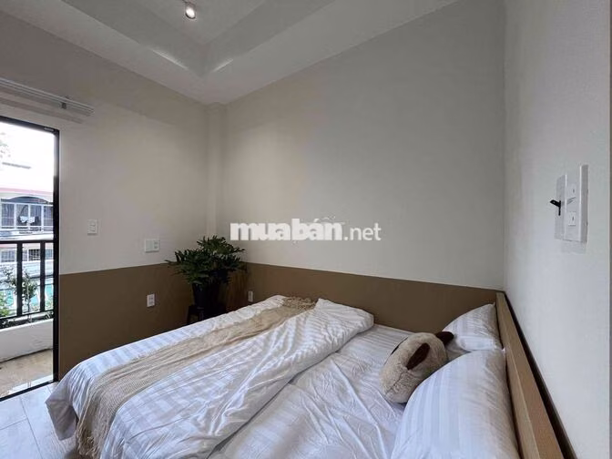 Phòng ngủ ban công tách bếp mới xây nội thất cao cấp mặt tiền đường Q4