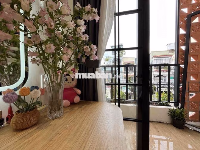 Phòng ngủ ban công tách bếp mới xây nội thất cao cấp mặt tiền đường Q4