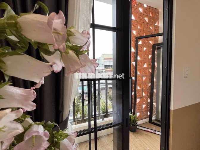 Phòng ngủ ban công tách bếp mới xây nội thất cao cấp mặt tiền đường Q4
