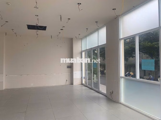Cho thuê shophouse góc 2 mặt tiền cổng chính chung cư Dream Home Palac