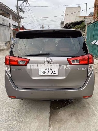 Toyota Innova 2.0 E 2017 Số sàn màu đồng
