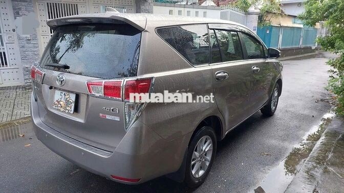 Cần bán xe Innova E sản xuất 2019 nâu đồng ánh kim